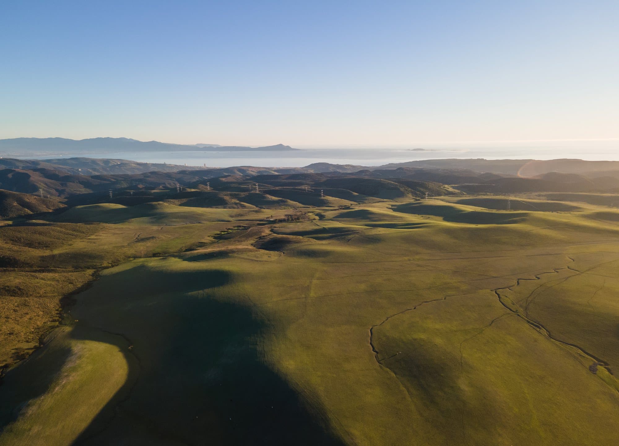 Vista aérea de las colinas verdes de Mesa el Tigre y la costa del Pacífico